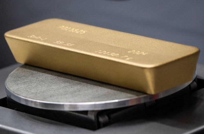 El oro es una inversión segura a largo plazo y su valor generalmente se mueve contrario a los mercados bursátiles (REUTERS/Alexander Manzyuk)