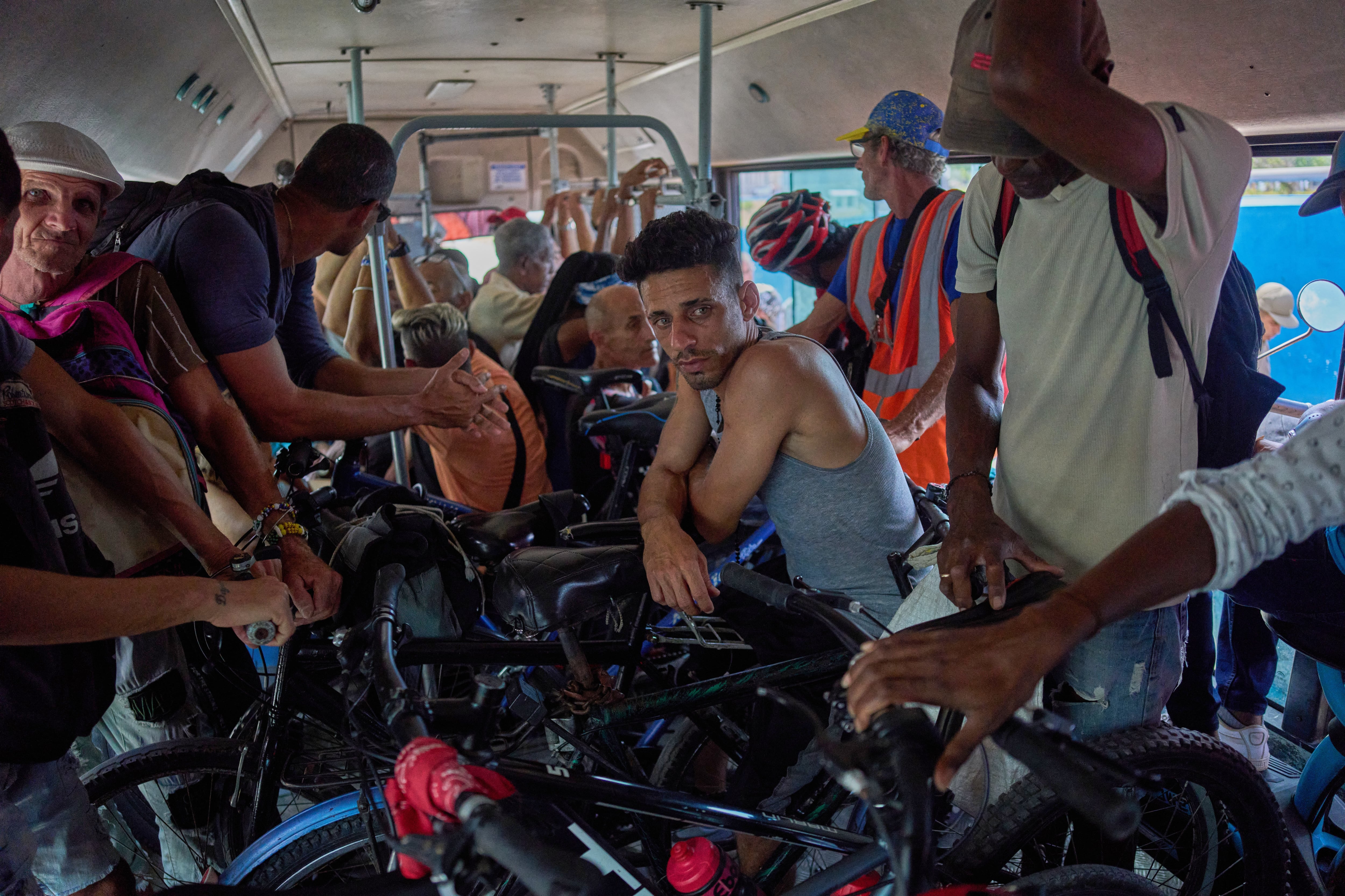 Personas con sus bicicletas y motocicletas cruzan el Túnel de la Bahía en un autobús público en La Habana, el miércoles 8 de abril de 2026 (Foto AP/Ramón Espinosa)