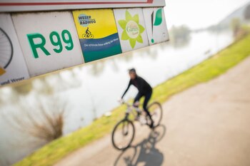 ARCHIVO - La ruta del Weser, de 520 kilómetros, fue recorrida por 4 millones de ciclistas en 2021. Foto: Moritz Frankenberg/dpa