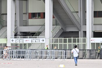 El exterior del estadio Ernst Happel tras la cancelación de los tres conciertos de 'The Eras Tour' planeados en Viena, Austria, este fin de semana. REUTERS/Elisabeth Mandl