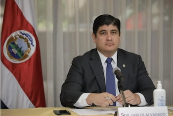 El expresidente de Costa Rica, Carlos Alvarado, enfatizó en Quito que la transición energética requiere entendimiento y colaboración para evitar la polarización. (Cortesía: Revista Estrategia y Negocios)