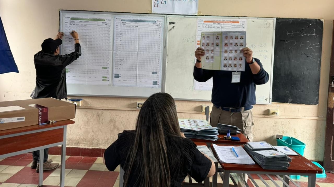 Una mesa de votación del Colegio Nacional San Luis, en la ciudad de Tarija, Bolivia, inicia el conteo de votos en la elección judicial del 15 de diciembre de 2024
