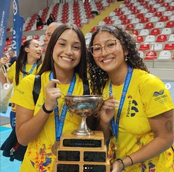 Café, postres y fruta en la ciclovía fueron algunos de los artículos que vendieron las familias de las deportistas - crédito seleccion_col_uwh19fem-Instagram