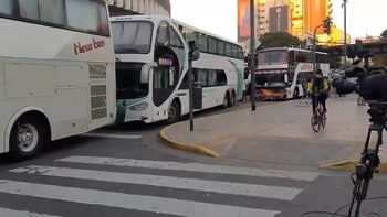 Protesta de micros de turismo en 9 de julio