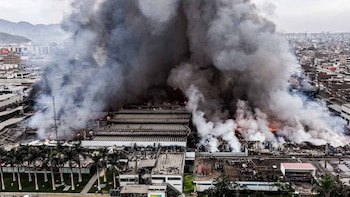 Incendio en Los Olivos: fuego en almacen de Yobel no se extingue, el techo colapsó y bomberos hablan de tres días más de batalla