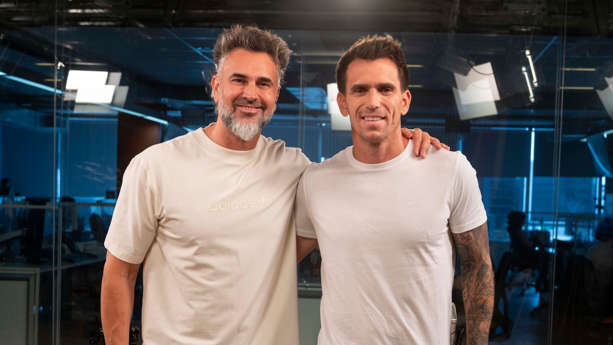 Pablo Mouche en estudio, charla y gesto reflexivo