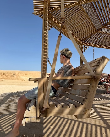 El futbolista estaba en pareja