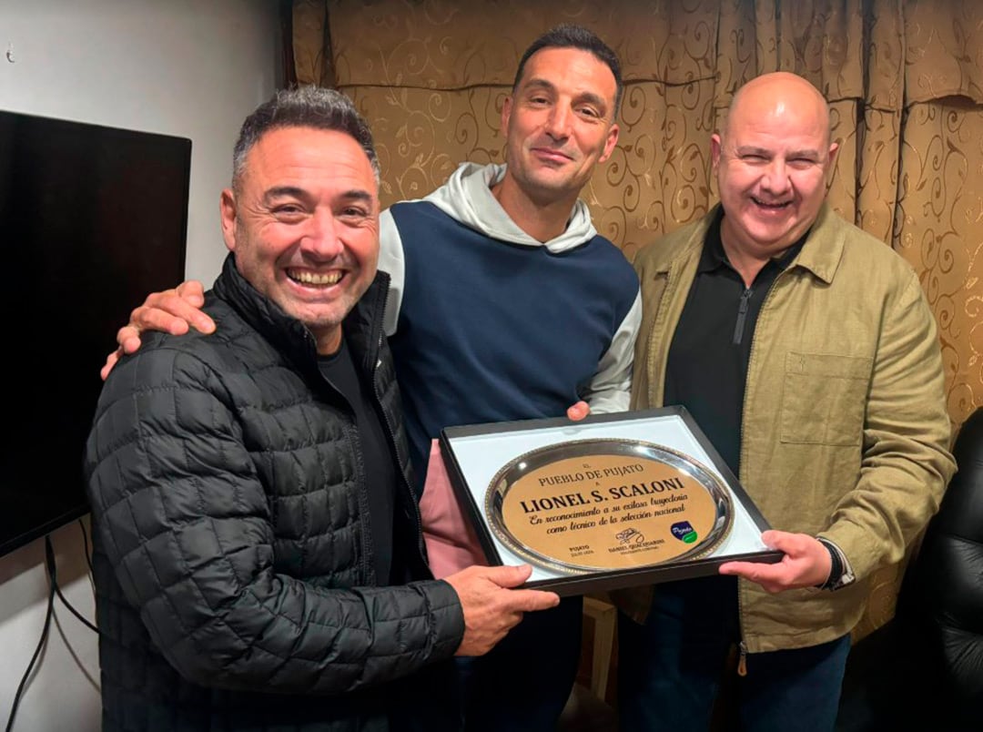 Lionel Scaloni recibe un reconocimiento del Pueblo de Pujato por su trayectoria como técnico de la selección nacional, junto a otras dos personas. (@jbattagliotti)