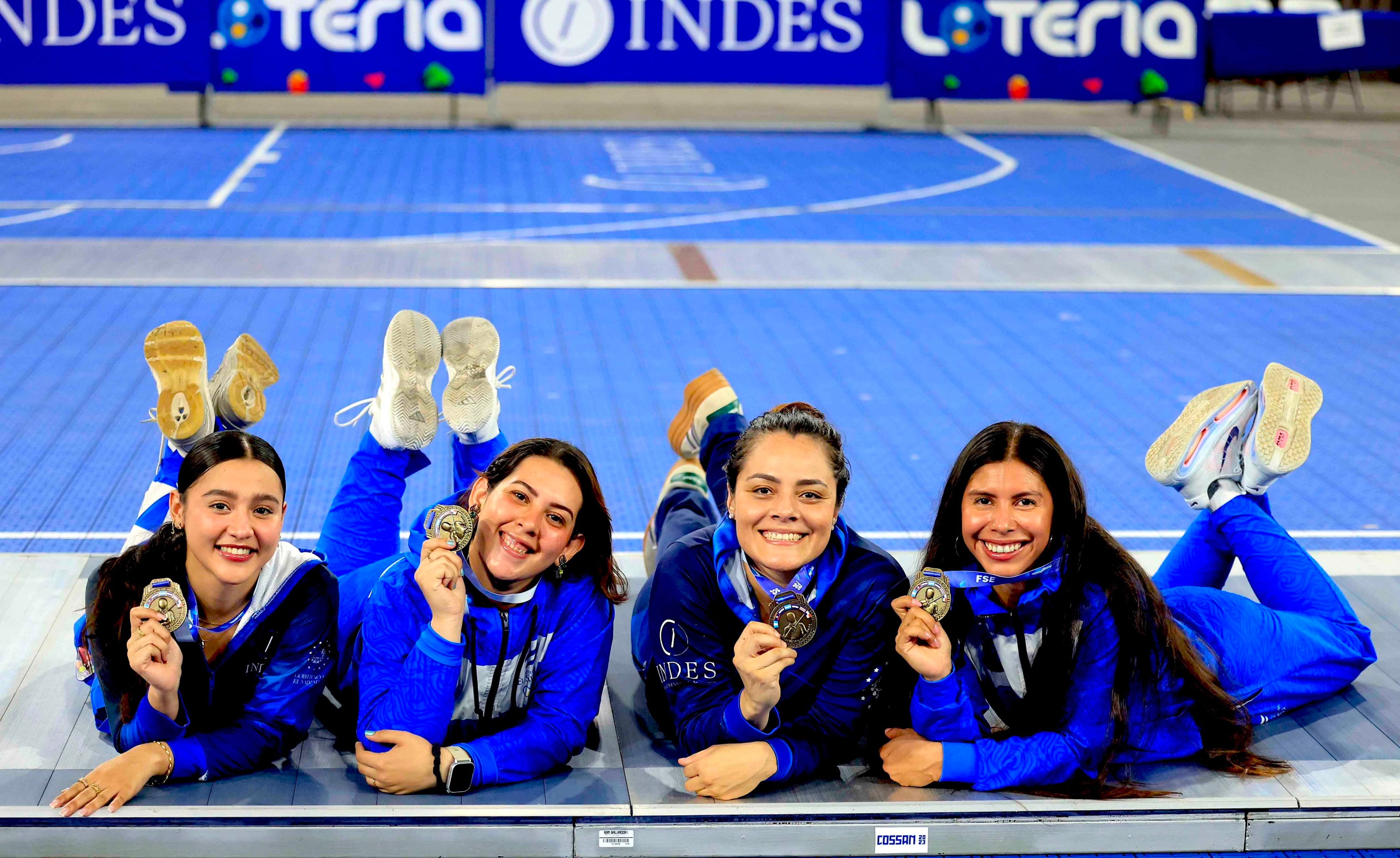 El equipo femenino de sable de El Salvador ganó la medalla de oro tras derrotar a Nicaragua por 45-28. (Cortesía: Instituto Nacional de los Deportes)