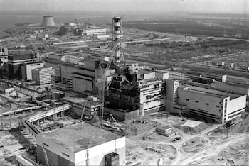 Vista aérea del 26 de abril de 1986 muestra la central nuclear de Chernóbil, Ucrania (AP/Volodymyr Repik/Archivo)