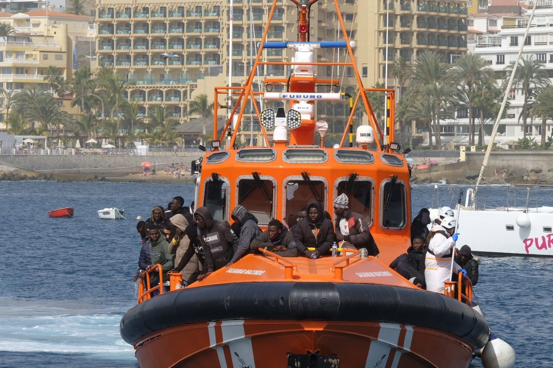 12/02/2023 La Salvamar Macondo llegando al Muelle de Arguineguín con los migrantes rescatados este domingo en aguas situadas el sur de Gran CanariaESPAÑA EUROPA ISLAS CANARIAS SOCIEDAD