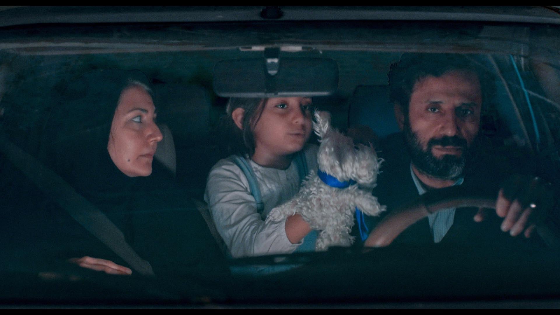 Afssaneh Najmabadi, Delmaz Najafi y Ebrahim Azizi en una escena de