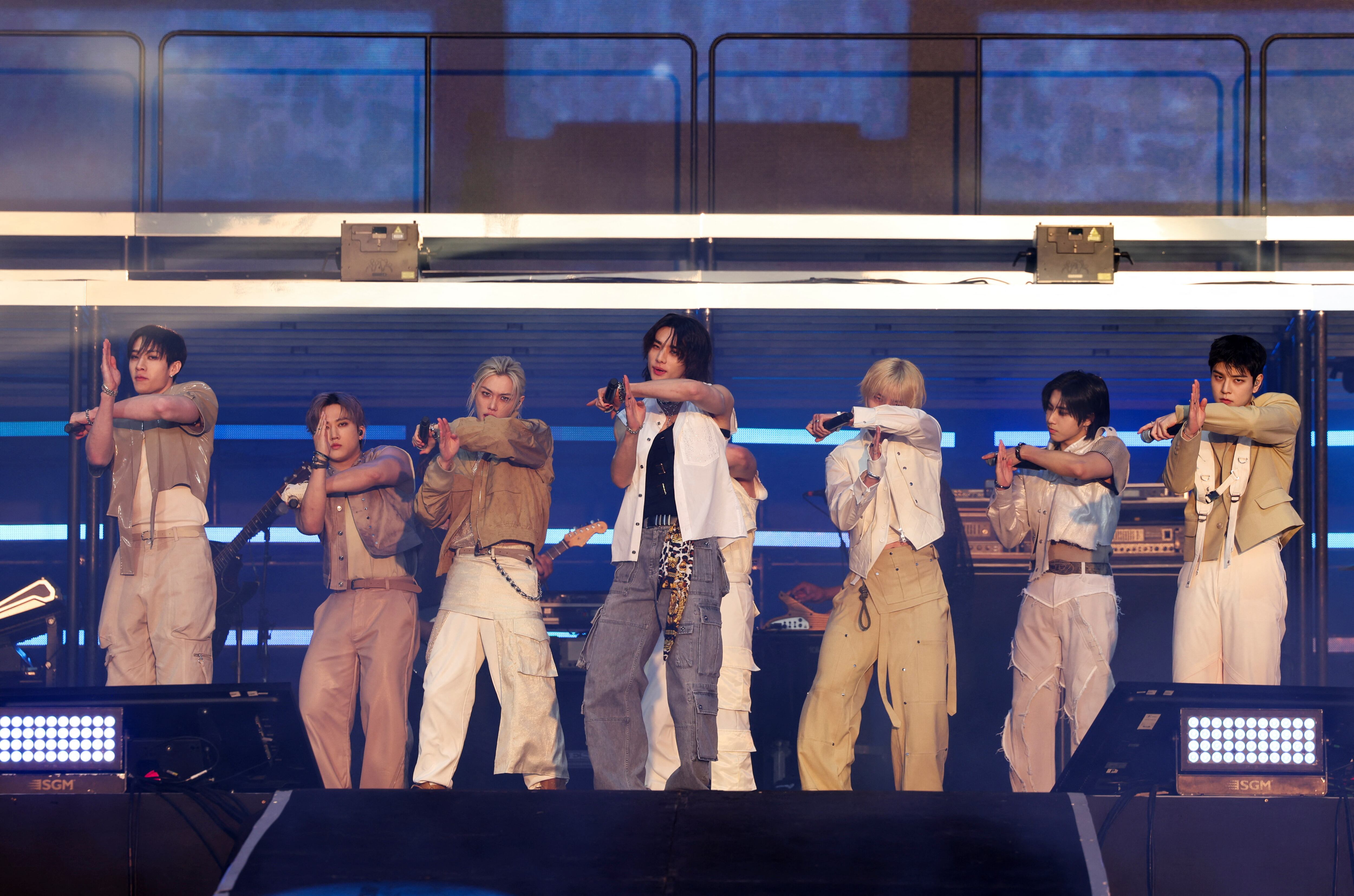 Stray Kids representará al pop coreano y han preparado una performance de homenaje a las boybands. (REUTERS/Hollie Adams)