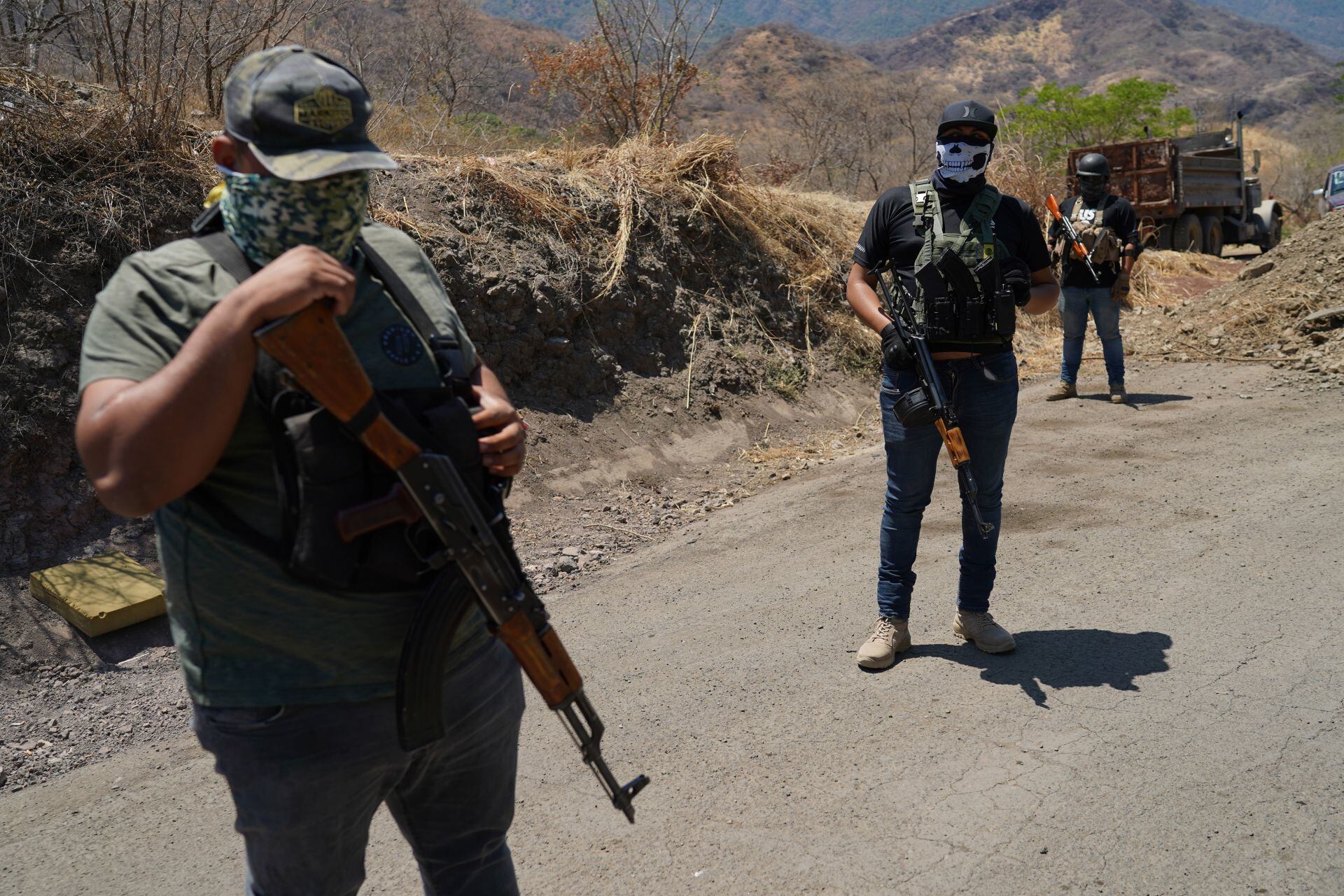 Hombres armados en Tepalcatepec, Michoacán (JUAN JOSÉ ESTRADA SERAFÍN/CUARTOSCURO)