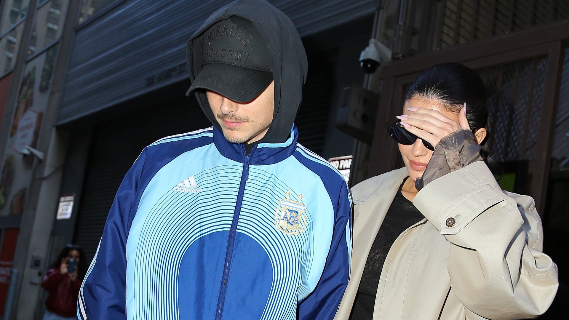 Timothée Chalamet, luciendo la campera de la Selección, junto a su novia Kylie Jenner, poco antes de ver el estreno de la obra The Fear of 13, en Broadway