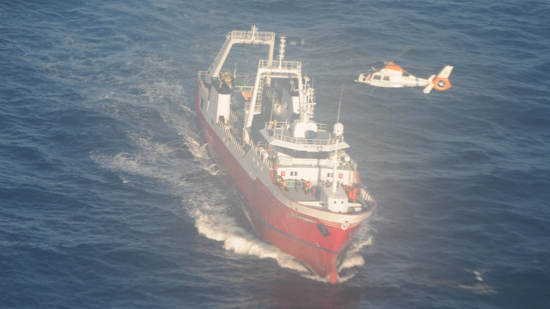 El equipo de rescate contó con nadadores de rescate y un médico emergentólogo a bordo para asistir al paciente durante la evacuación