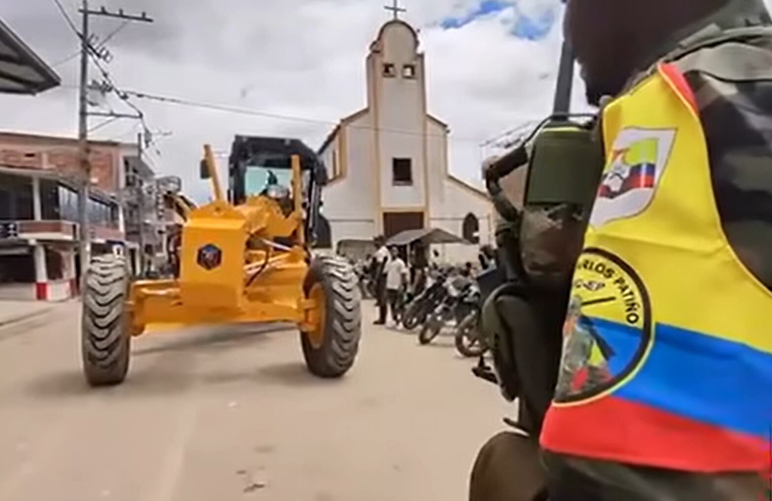 Integrantes de las disidencias de las Farc participaron en la entrega de maquinaria pesada a comunidades rurales del Cañón del Micay, en El Tambo, Cauca - crédito Captura de Video Redes sociales
