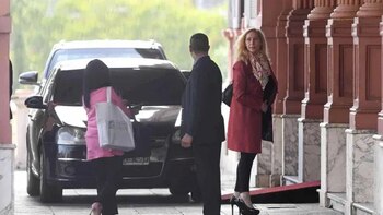 Karina Milei llegando a la