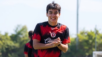 Afición de Chivas se rinde ante Gilberto Mora, jugador de Club Tijuana, en el Estadio Akron