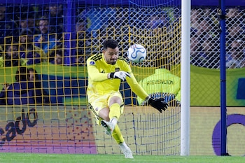 AMDEP1800. BUENOS AIRES (ARGENTINA), 08/09/2026.- Facundo Herrera (d) de Boca Juniors disputa el balón con Jonathan Calleri de Sao Paulo este martes, en el partido de ida de cuartos de final de la Copa Sudamericana entre Boca Juniors y Sao Paulo en el estadio Alberto J. Armando, en Buenos Aires (Argentina). EFE/ Juan Ignacio Roncoroni