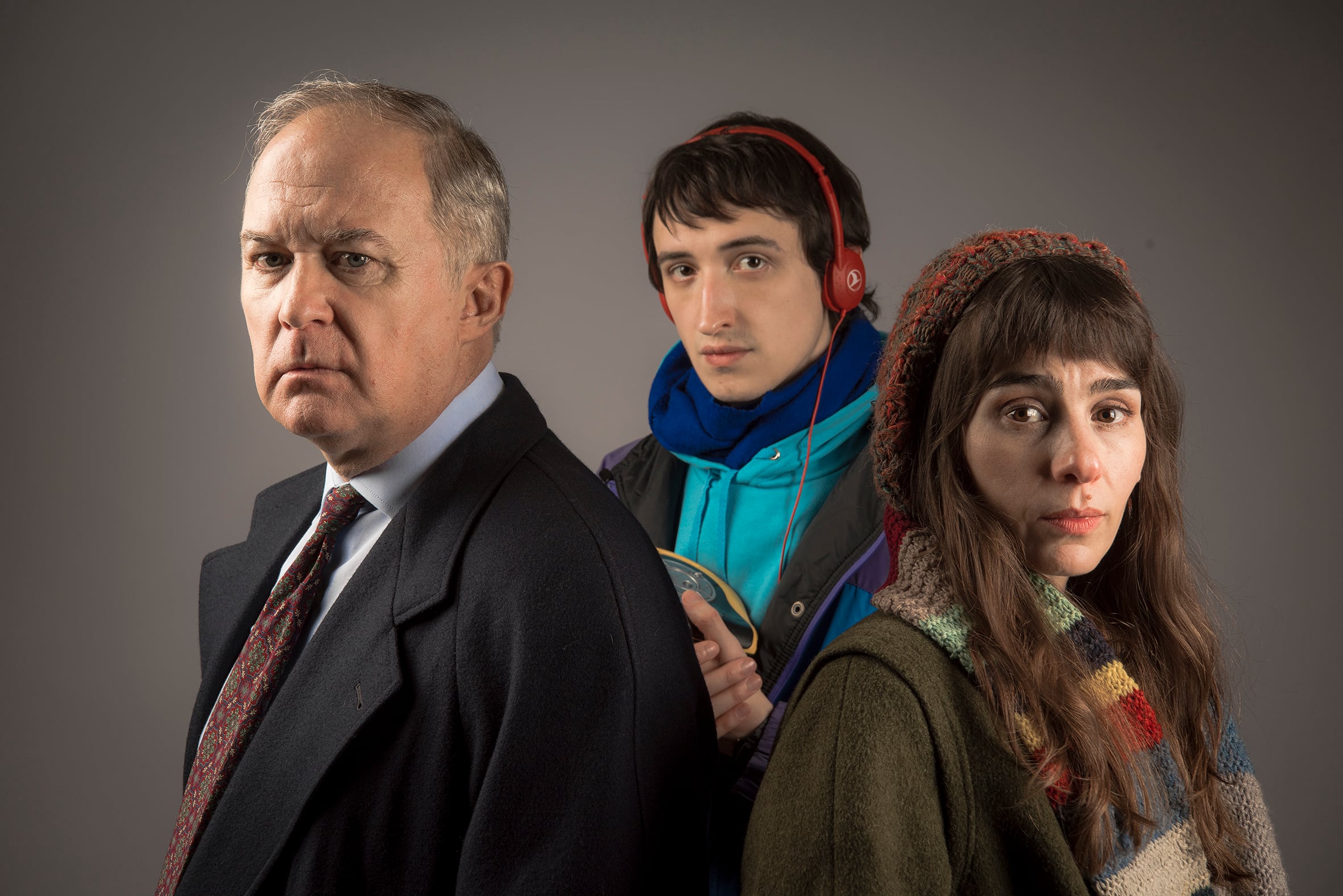 A cielo abierto, elenco integrado por el español Luis Bermejo, Paula Reca y Felipe Saade