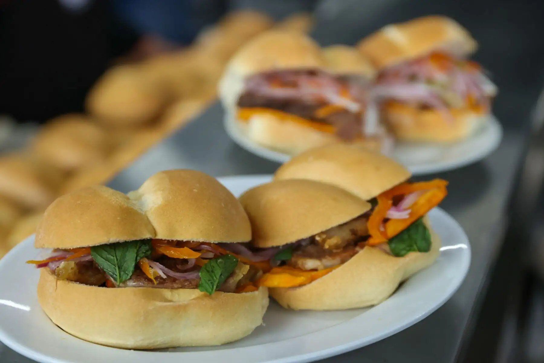 La gastronomía peruana une a generaciones durante el histórico evento en reconocimiento al pan con chicharrón.