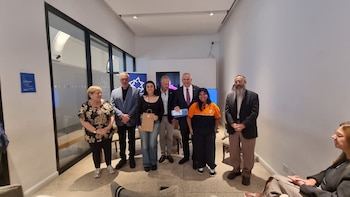 Las dos chicas premiadas junto