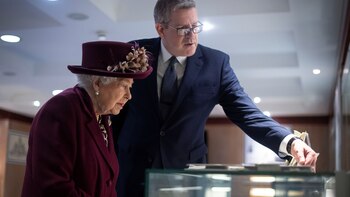 La reina Isabel II contrató