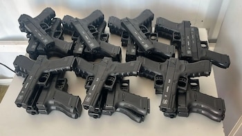 Incautan cerca de 400 réplicas