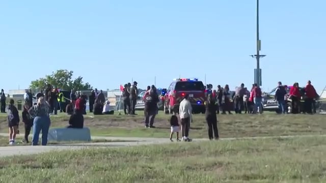 Varios testigos relataron que una camioneta negra subió el cordón de la vereda antes de avanzar hacia las familias (Captura de video: KAKE News).