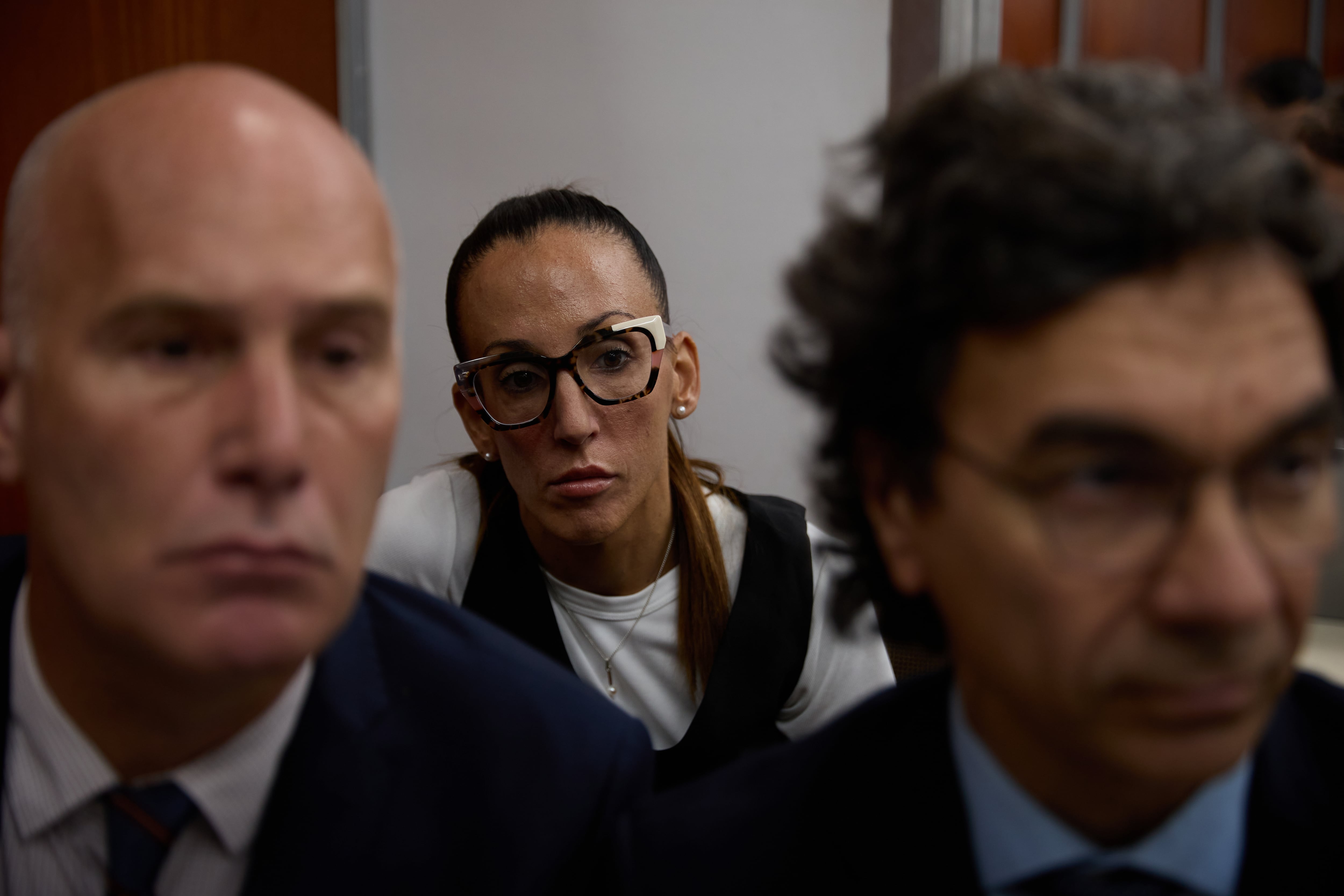 La psiquiatra Agustina Cosachov detrás de sus abogados