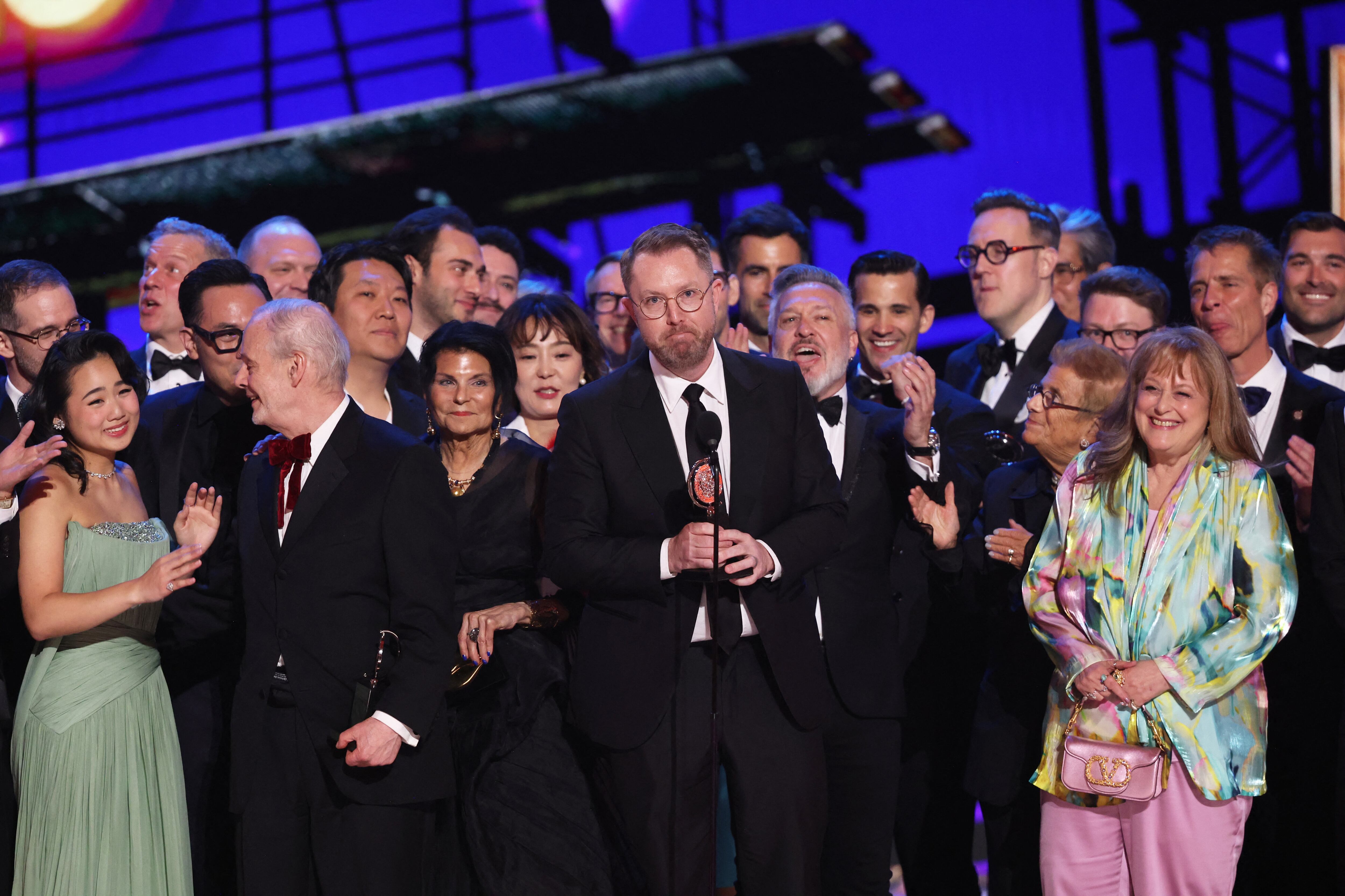 Jeffrey Richards y Hunter Arnold aceptan el Tony por