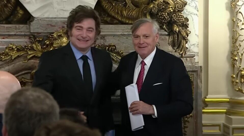 Javier Milei condecora con la Orden de Mayo a Jesús Huerta del Soto