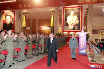 El líder norcoreano Kim Jong Un, en la Exposición de Desarrollo de la Defensa, en Pyongyang, Corea del Norte, en esta foto sin fecha publicada el 12 de octubre de 2021 por la Agencia Central de Noticias de Corea del Norte (KCNA).