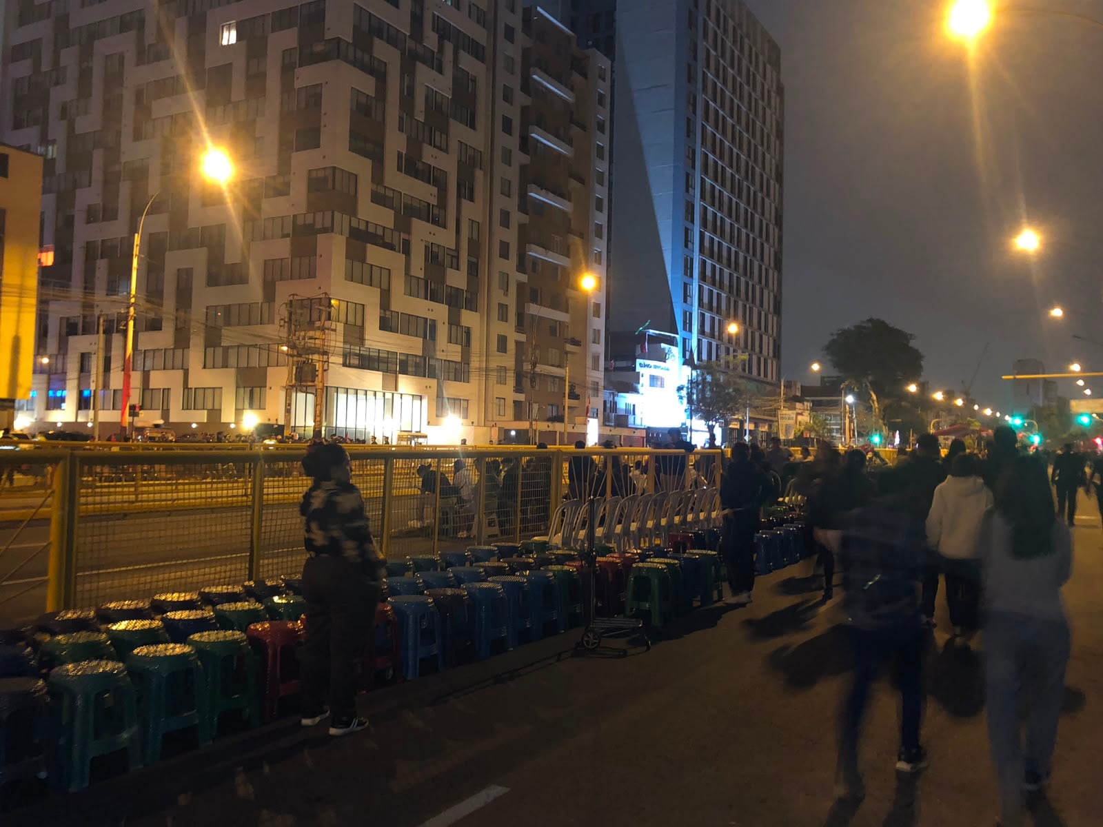 Vendedores informales ofrecen sillas hasta por 35 soles para ver el Desfile Cívico Militar 2026