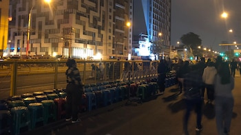 Vendedores informales ofrecen sillas hasta por 35 soles para ver el Desfile Cívico Militar 2026