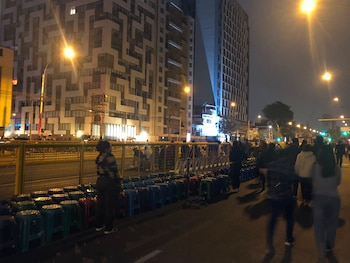 Vendedores informales ofrecen precios de entre 10 soles y 35 soles por sillas para los ciudadanos que deseen ver el Desfile Cívico Militar 2026 en la Av. Brasil. (Foto: Infobae Perú/Valeria Mendoza)
