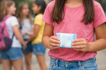 UNICEF planteó incluir educación menstrual en el currículo escolar, capacitar a docentes e informar a chicos y hombres jóvenes para reducir el estigma, el acoso y el impacto de la endometriosis. (Cortesía: Imagen ilustrativa de Infobae)