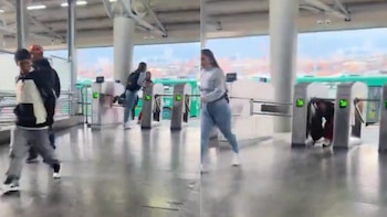 Piden medidas más duras contra colados en TransMilenio que saltan el torniquete: “Delincuentes”