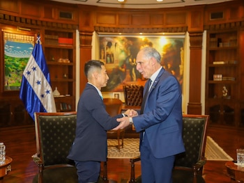 El presidente Nasry Asfura sostuvo una reunión con Shin Fujiyama para fortalecer proyectos educativos en Honduras. (Foto: Casa Presidencial)