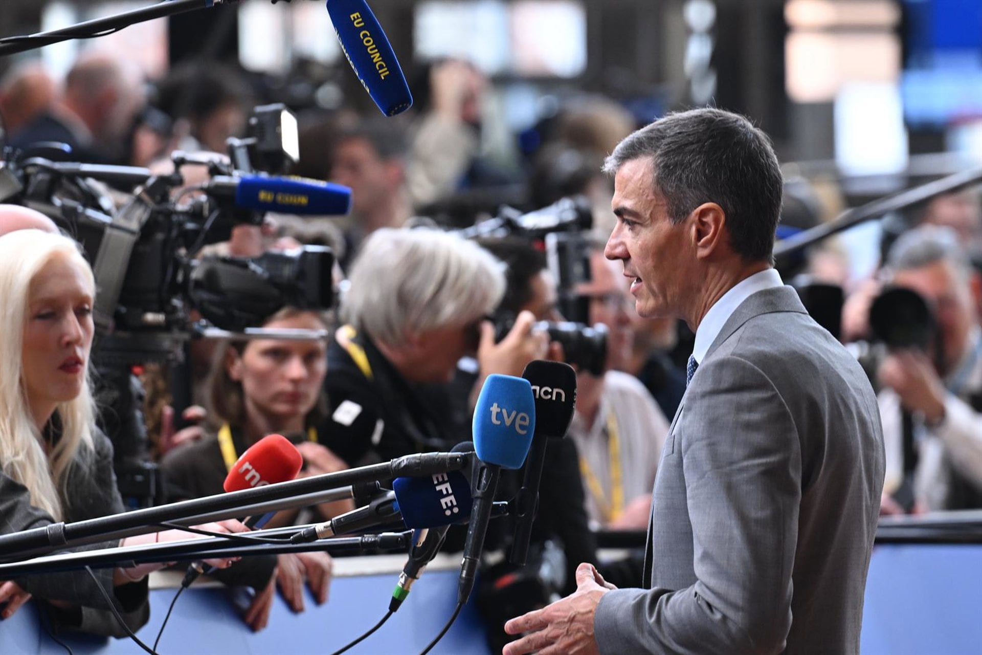 14/10/2026 El presidente del Gobierno, Pedro Sánchez, atiende a los medios durante la primera sesión de trabajo del Consejo Europeo, a 15 de octubre de 2026, en Bruselas (Bélgica).POLITICA Pool Moncloa/Borja Puig de la Bellacasa