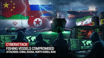 Cuatro personas encapuchadas usan computadoras, buques pesqueros en el mar, mapas de países y del mundo, banderas de China, Rusia, Corea del Norte e Irán.