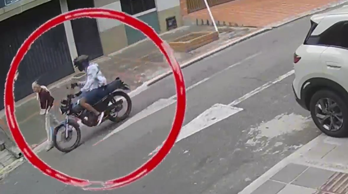 Raquel Guerrero, de 84 años y madre del general (r) de Inteligencia del Ejército José Luis Esparza, permanece en una Unidad de Cuidados Intensivos tras el violento intento de hurto. - crédito captura de video
