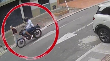 Raquel Guerrero, de 84 años y madre del general (r) de Inteligencia del Ejército José Luis Esparza, permanece en una Unidad de Cuidados Intensivos tras el violento intento de hurto. - crédito captura de video