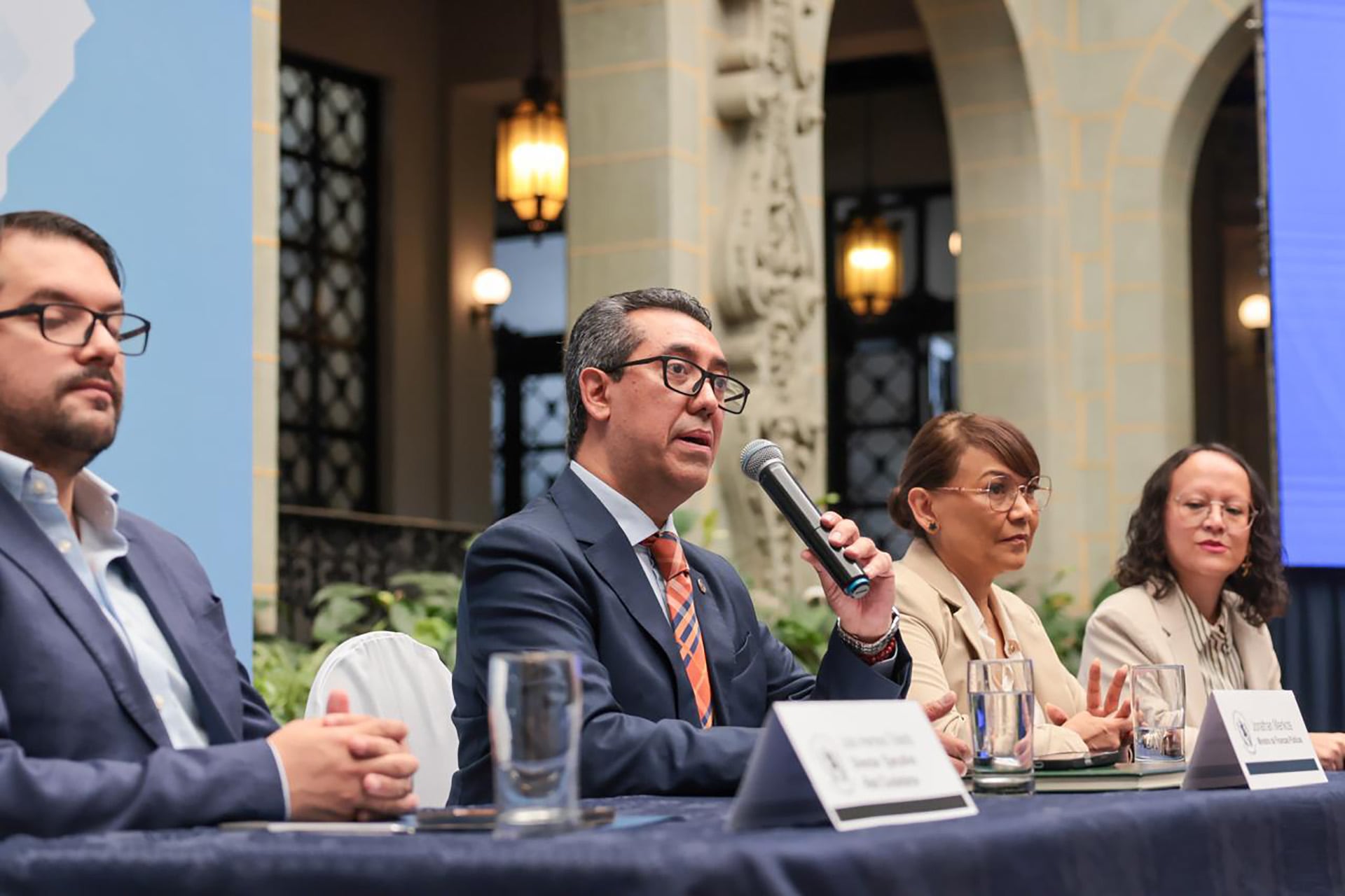 Jonathan Menkos, empresario y experto en finanzas, en conferencia de prensa anunciando que Guatemala será sede por primera vez de Abrelatam/ConDatos 2026, el evento regional sobre datos abiertos y tecnología cívica.(Ministerio de Finanzas de Guatemala)