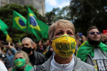 Rechazos contra la vacuna y la fórmula china (Reuters)