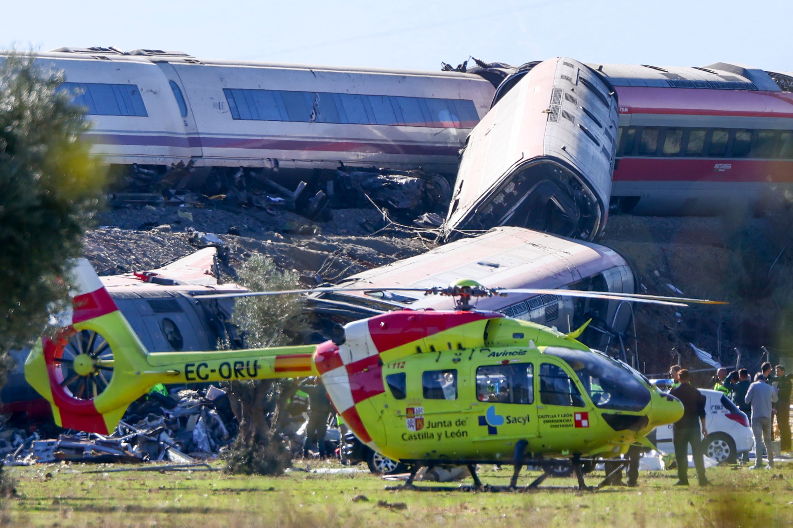 Dos trenes de alta velocidad, uno de Renfe y otro de Iryo, han colisionado a primera hora de este miércoles a la altura de la estación de Urda (Toledo). (Ismael Herrero/EFE)