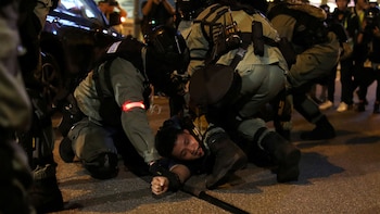 Policías detienen a un manifestante