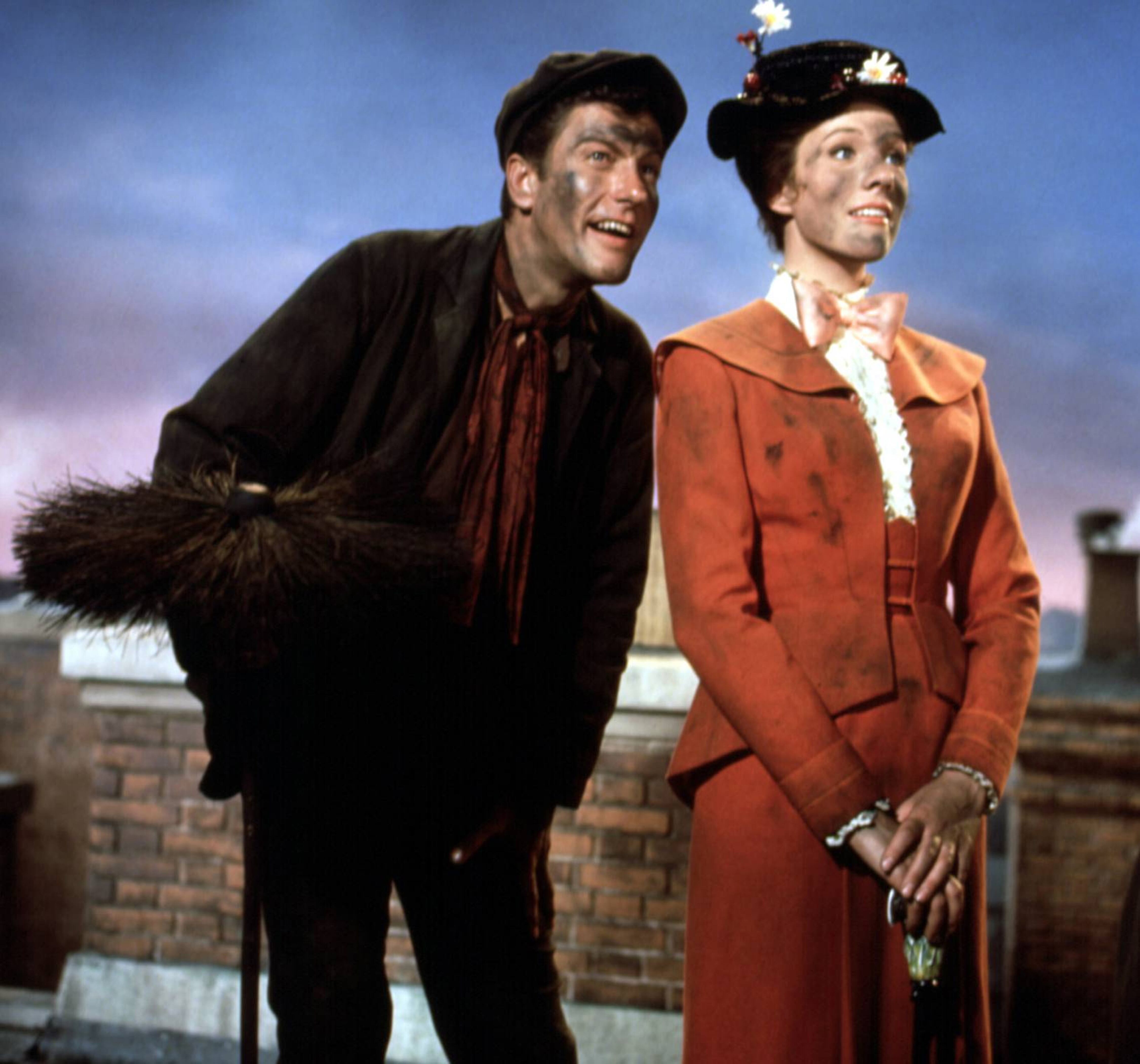 Dick van Dyke se parece más a su personaje de Bert en “Mary Poppins”, con Julie Andrews, que a su doble papel de Mr Dawes. (Walt Disney Company)