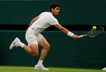 Alcaraz intenta llegar a una